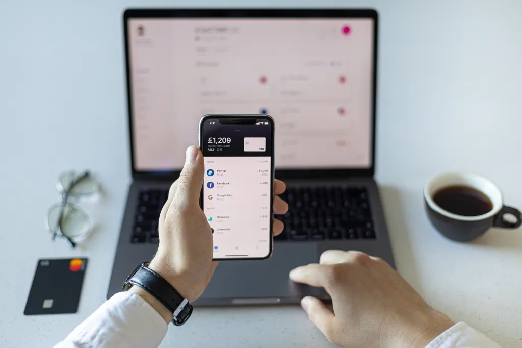 چگونه در ایران حساب Revolut افتتاح کنیم؟ آموزش ثبت‌نام و احراز هویت ۲۰۲۵