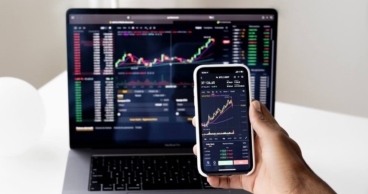 مراحل وریفای حساب OneUp Trader راهنمای اسلایدی فرآیند KYC مرحله 1 ثبت اطلاعات دقیق وارد کردن نام، تاریخ تولد و کشور دقیقاً مطابق مدرک رسمی مرحله 2 ارسال مدرک هویتی آپلود پاسپورت معتبر با کیفیت تصویر بالا مرحله 3 مدرک اثبات آدرس ارسال قبض یا صورتحساب بانکی جدید مرحله 4 تطبیق چهره انجام سلفی یا تأیید ویدیویی در صورت درخواست مرحله 5 بررسی نهایی بررسی تطابق کشور، IP و اطلاعات بانکی ← برای مشاهده مراحل بعدی به چپ و راست اسکرول کنید →