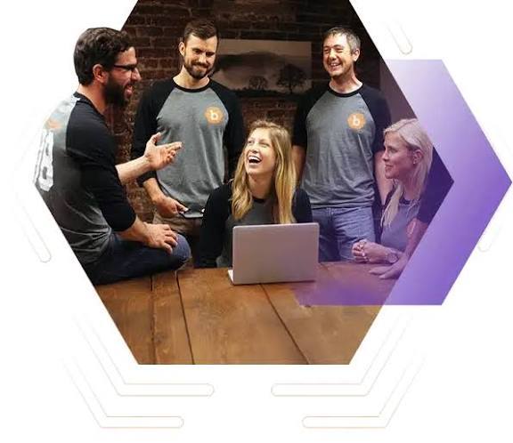 جمع‌بندی احراز هویت Bugcrowd؛ از وریفای حساب تا دریافت اولین Bounty اگر قصد دارید فعالیت حرفه‌ای در Bugcrowd داشته باشید، احراز هویت را باید یکی از مراحل اصلی آماده‌سازی حساب بدانید، نه صرفاً یک مرحله برای ساخت اکانت. در برنامه‌هایی که Identity Verification الزامی است، پژوهشگر باید هویت واقعی خود را با مدرک معتبر تأیید کند و مراحل بررسی مدرک و چهره را از طریق سیستم احراز هویت مورد استفاده Bugcrowd تکمیل کند. برای جلوگیری از رد شدن وریفای، اطلاعات حساب باید با هویت واقعی شما مطابقت داشته باشد و از مدرک معتبر، منقضی‌نشده و متعلق به خودتان استفاده کنید. هنگام ثبت تصویر مدرک و Face Verification نیز نور مناسب، وضوح تصویر و انتخاب صحیح کشور و نوع مدرک اهمیت زیادی دارد. با توجه به محدود بودن تعداد تلاش‌های احراز هویت، بهتر است در صورت مشاهده خطا ابتدا علت آن را بررسی کنید و از ارسال مکرر همان اطلاعات خودداری کنید. تکمیل وریفای به‌تنهایی به معنی تضمین درآمد یا دسترسی به تمام برنامه‌های Bugcrowd نیست. پس از آن باید برنامه مناسب را انتخاب کرده، Program Brief، Scope، Out of Scope و Disclosure Policy را دقیق بخوانید و گزارش‌هایی ارسال کنید که قابل بازتولید، مستند و دارای Security Impact مشخص باشند. کیفیت گزارش و رعایت قوانین برنامه در ساخت سابقه حرفه‌ای پژوهشگر اهمیت زیادی دارد. برای دریافت پاداش نیز Identity Verification، Tax Form و Payment Method سه موضوع جداگانه هستند. پس از دریافت Bounty باید اطلاعات مالیاتی موردنیاز و یکی از روش‌های پرداختی که واقعاً در حساب شما ارائه شده است تکمیل شود. اطلاعات هویتی، مالیاتی و مشخصات دریافت‌کننده وجه باید صحیح و متعلق به صاحب حساب باشند. برای کاربران ایرانی، موضوع وریفای باید جدا از محدودیت‌های جغرافیایی، قوانین هر برنامه و امکان دریافت پرداخت بررسی شود. موفقیت در بررسی مدرک هویتی لزوماً به معنی مجاز بودن تمام برنامه‌ها یا در دسترس بودن تمام روش‌های پرداخت نیست. به همین دلیل قبل از شروع فعالیت جدی، شرایط فعلی حساب و برنامه موردنظر را بررسی کنید و از اطلاعات غیرواقعی، مدارک شخص دیگر یا روش‌های دور زدن محدودیت حساب استفاده نکنید. در مجموع، مسیر حرفه‌ای فعالیت در Bugcrowd از ساخت حساب با اطلاعات صحیح، احراز هویت، انتخاب برنامه مناسب و رعایت Scope شروع می‌شود و با ارسال گزارش‌های باکیفیت، تکمیل اطلاعات مالیاتی و انتخاب روش پرداخت معتبر ادامه پیدا می‌کند. رعایت همین اصول می‌تواند بسیاری از مشکلات مربوط به رد شدن وریفای، محدودیت حساب و تأخیر در دریافت Bounty را از ابتدا کاهش دهد.